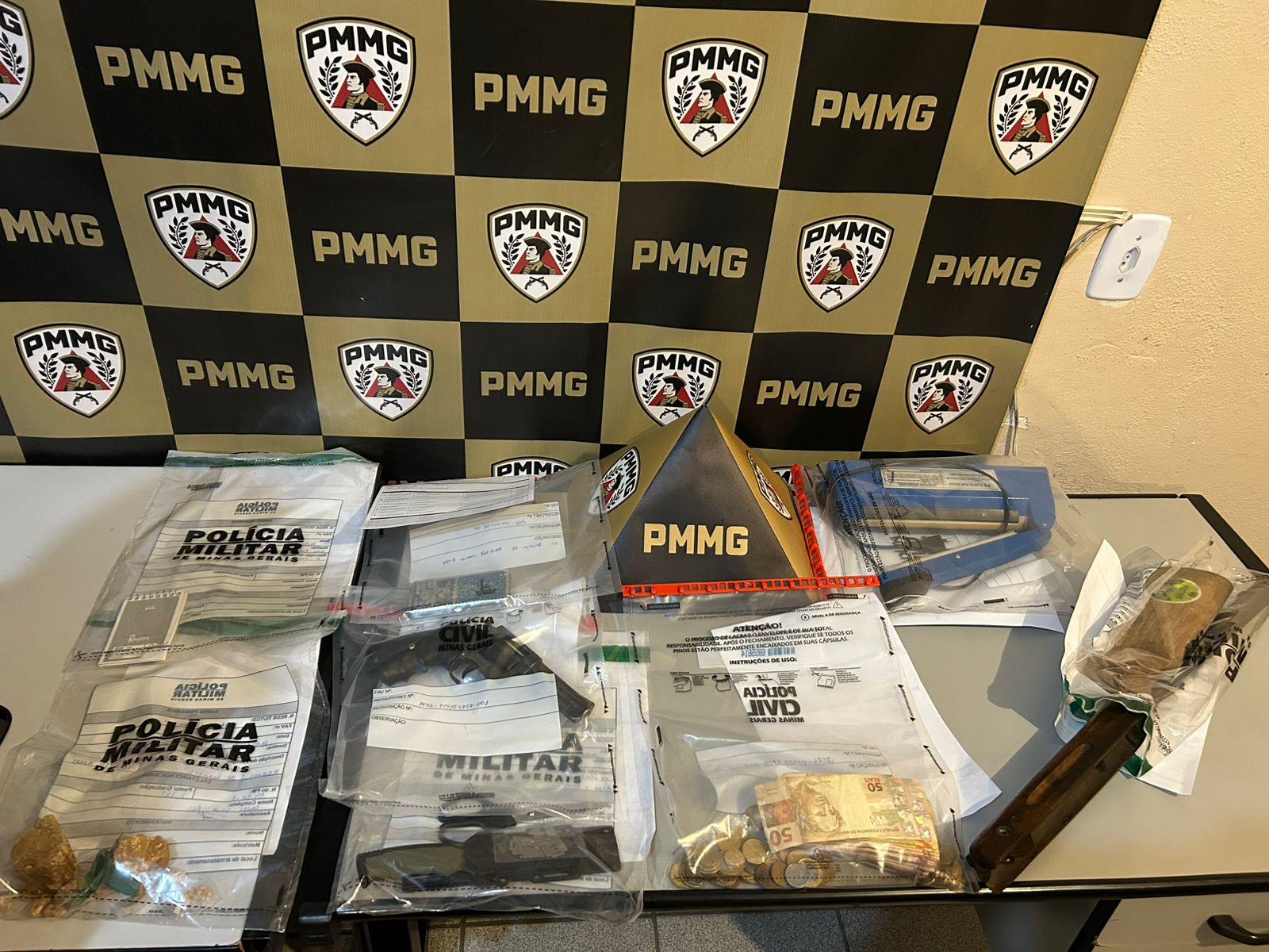 Polícia Militar encontra drogas e armas em residência no Bairro Vila Esperança em Santos Dumont; um homem foi preso